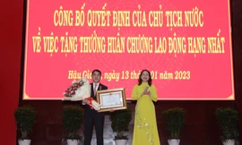 Bí thư Tỉnh ủy Hậu Giang nhận Huân chương Lao động hạng Nhất 