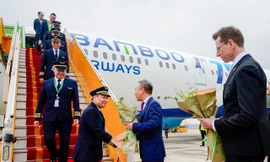  Cơ trưởng Nguyễn Thanh Sơn bắt tay Lãnh đạo Bamboo Airways trong sự kiện Bamboo Airways đón chiếc máy bay Boeing 787-9 Dreamliner đầu tiên