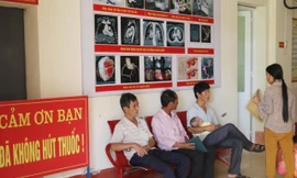 Các pano cảnh báo về tác hại của thuốc lá được treo tại các cơ sở y tế tập trung đông người đi lại