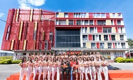 35 thí sinh HHVN 2022 thử một ngày làm tiếp viên hàng không Vietjet