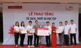 Tủ sách “Thêm con chữ, bớt đói nghèo” đến với tỉnh miền núi Hà Giang