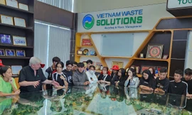 Đoàn sinh viên Trường Đại học Cần Thơ tham quan VWS