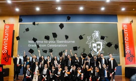 Xúc động khoảnh khắc tốt nghiệp đầu tiên của Swinburne Việt Nam