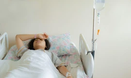 Não mô cầu nguy hiểm có thể gây tử vong nhanh: Mũi tiêm bị bỏ sót trong giai đoạn vàng phát triển của thanh thiếu niên