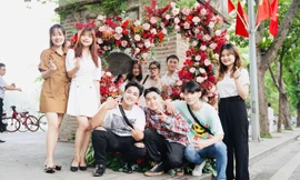 Hàng trăm nghìn hoa sen nở khắp phố Hà Nội không thể ấn tượng hơn trong mùa lễ Vu Lan