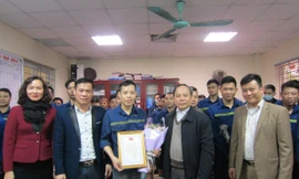Tuyên dương gương "Người thợ mỏ - người chiến sỹ" ngay tại nhà giao ca sản xuất