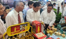 Bộ trưởng Bộ NNPTPT Nguyễn Xuân Cường cùng đoàn Đại biểu các cấp đến tham quan gian hàng của doanh nghiệp. Ảnh: H.Đ