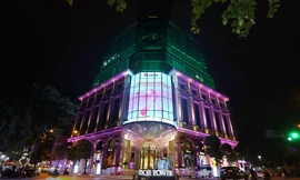 Tòa nhà Doji - Số 5 Lê Duẩn - Hà Nội thắp sáng màu hồng và chạy biểu tượng chiếc nơ hồng - màu biểu tượng của hoạt động phòng chống bệnh ung thư vú