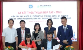 Herbalife Việt Nam trao học bổng cho 20 sinh viên và bác sĩ nội trú xuất sắc Đại học Y Hà Nội
