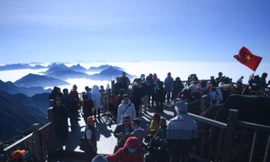 Du khách đổ về Sa Pa, đỉnh Fansipan chật cứng ngày đầu năm mới