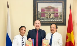 Tặng sách cho Đại sứ quán Liên Bang Nga