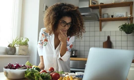 Học nấu nướng để yên tâm ở nhà. Nguồn ảnh: www.health.harvard.edu