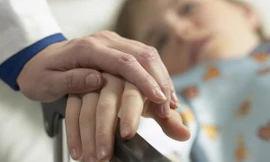 Đa số bệnh nhân ung thư trải qua cảm giác tuyệt vọng trong quá trình điều trị (ảnh minh họa).