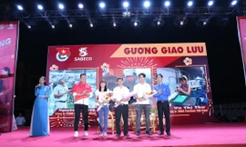 Niềm vui của người lao động được nhận vé “Về nhà ăn Tết”