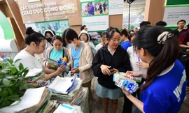 Các bạn trẻ hào hứng với trải nghiệm 'siêu xanh, siêu xinh' đến từ Vinamilk 