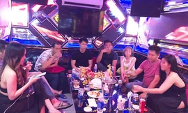 Để con nhỏ ngủ gục bên ngoài, bố mẹ phê ma túy trong phòng VIP