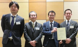 Đại diện VietUnion nhận giải thưởng từ đơn vị tổ chức