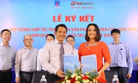 Phó Viện trưởng VPI Phan Minh Quốc Bình và Giám đốc HQGANO Huỳnh Tiến Hạnh đại diện 2 đơn vị ký kết Hợp đồng hợp tác phát triển sản phẩm VPI-GEL