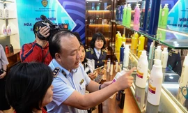 Quản lý thị trường trưng bày 500 sản phẩm vi phạm để 'vạch mặt' hàng dỏm