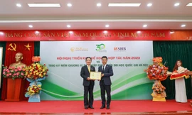 Doanh nhân Đỗ Quang Hiển nhận kỷ niệm chương vì sự nghiệp phát triển Đại học Quốc gia Hà Nội