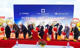 Đại diện đơn vị làm lễ lễ cất nóc cho The Galleria Residence