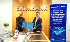 Ông Nguyễn Hướng Minh (bên phải) - Phó Tổng Giám đốc Eximbank cùng Ông Trần Đỉnh Cửu (bên trái) - Tổng Giám đốc Công ty TNHH Tư Vấn Trần Đình Cửu tại lễ khởi động dự án