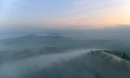 Bên dưới ngọn Núi Tiên ở Nghệ An là những tầng tầng đá núi lửa triệu năm tuổi