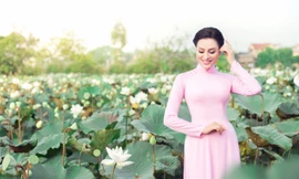 Trần Huyền Nhung dịu dàng, e ấp đón mùa sen tháng sáu