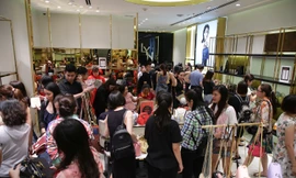 Vincom Black Friday thu hút hàng nghìn lượt khách hàng mỗi ngày tại các gian hàng thời trang, phụ kiện