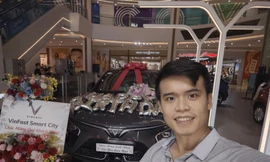 VinFast VF 7: 'Thiết kế càng ngắm càng say đắm, đặc biệt thích trần kính'