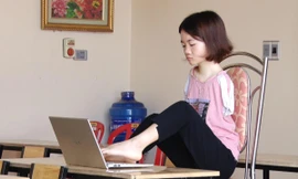 Lớp tiếng Anh cho trẻ em nghèo vùng quê của cô giáo không có 2 tay