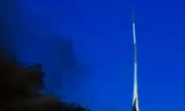 Trụ điện gió cao gần 100m tại Bình Thuận bốc cháy lớn. Ảnh: Pháp luật TP.HCM