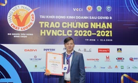 Ông Hồ Văn Tiền Giang - Giám Đốc Công ty Mỹ phẩm Hoa Việt vinh dự nhận danh hiệu HVNCLC do người tiêu dùng bình chọn