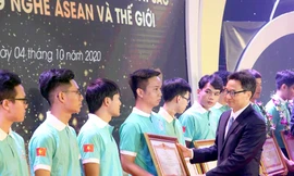 Phó Thủ tướng Vũ Đức Đam đã trao Bằng khen của Thủ tướng cho một số thí sinh xuất sắc đạt giải cao tại các kỳ thi Kỹ năng nghề ASEAN và thế giới tại buổi lễ. Ảnh: Mạnh Dũng