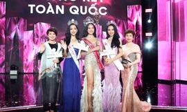 Phó Chủ tịch Hội đồng Cố vấn Đặng Thanh Hằng trao cúp cho Á hậu 1 HHVN 2022