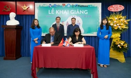 Đại diện ICAEW và trường ĐH Bách Khoa TP HCM ký kết biên bản hợp tác, dưới sự chứng kiến của thầy Phó Hiệu trưởng Nguyễn Danh Thảo.