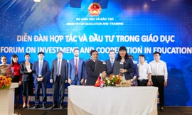 Hiệu trưởng trường Đại học Nguyễn Tất Thành và đại diện ICAEW Việt Nam ký kết hợp tác tại “Diễn đàn hợp tác và đầu tư trong giáo dục” ngày 16/10