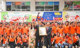 Ngài Watanabe Nobuhiro (cà vạt xanh) cùng lãnh đạo và sinh viên HUTECH chào mừng năm học mới 2020 - 2021