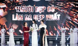 Bà Lê Thị Lệ Hường - Đại diện nhãn hàng Viên uống nội tiết tố nữ Go Spring lên trao giải thưởng Người Đẹp Có Làn Da Đẹp Nhất