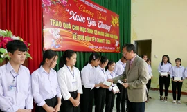 TGĐ BSR Bùi Minh Tiến trao quà Tết cho các em học sinh Trường THPT Dân tộc nội trú tỉnh Quảng Ngãi