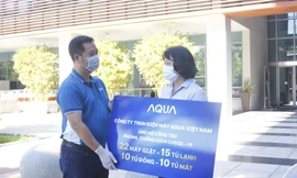 Đại diện AQUA Việt Nam trao quà tặng cho đại diện Sở Y Tế Thành phố Đà Nẵng
