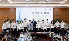 AES Việt Nam trao tặng học bổng Năng lượng Tương lai AES cho sinh viên ngành điện 