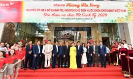 Nguyên Chủ tịch nước Trương Tấn Sang trong chuyến đến thăm và chúc Tết cán bộ nhân viên HDBank, Vietjet