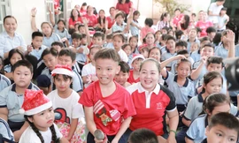 Gieo tình yêu sách vào trẻ em bằng món quà mùa Giáng sinh 