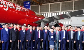 Chủ tịch Quốc hội thăm Trung tâm Kỹ thuật tàu bay hợp tác Vietjet và Lao Airlines