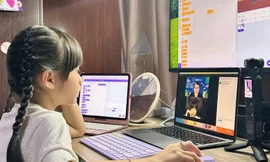 Bé gái 8 tuổi giỏi tiếng Anh, mê lập trình