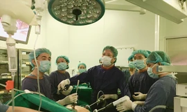 GS.TS.BS Trần Bình Giang, Giám đốc Bệnh viện Hữu nghị Việt Đức trong một ca phẫu thuật (Người đứng giữa) (Nguồn ảnh: Bệnh viện Hữu nghị Việt Đức)