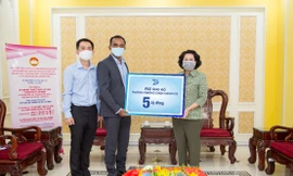 Ông Sai Ramana Ponugoti, TGĐ P&G Việt Nam, trao tặng gói tài trợ 5 tỷ đồng thông qua Ủy Ban MTTQ Việt Nam