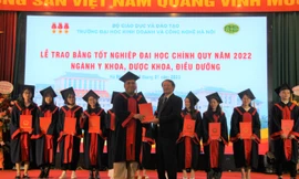 Trường Đại học KD&CN Hà Nội trao bằng tốt nghiệp Y khoa cho khóa học đầu tiên tại trường
