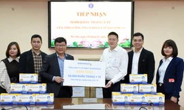 TS Nguyễn Xuân Trường, thay mặt Bộ Y tế tiếp nhận khẩu trang từ ông Lê Hải Trọng, đại diện Danameco tặng. Ảnh. Mạnh Thắng